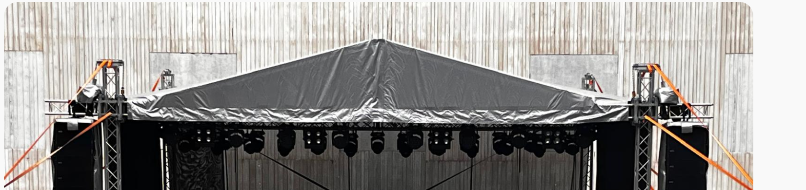 Open-air pódium se střechou